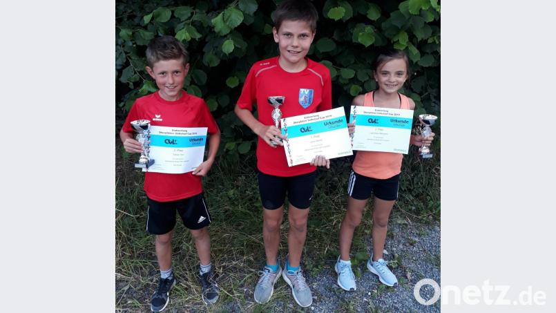 Julian Reindl aus Waldau (Mitte) gewinnt den Gesamtseriensieg und bekommt sogar noch einen Ehrenpreis überreicht. Tobias Voit (links) und Lara Marie Wittmann (rechts) erkämpfen sich ebenfalls hervorragende Platzierungen. Bild: dob