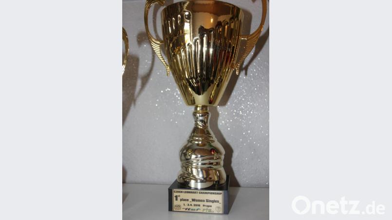 In Prag erreichte sie bei einem Turnier den 1. Platz, dies ist der Siegerpokal. Bild: kro