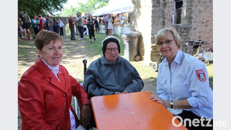 In diesem Jahr vollendet Anton Ernstberger, hier als ältester Gast auf dem Burgfest mit zwei seiner Töchter, seinen 102. Geburtstag. Bild: frd