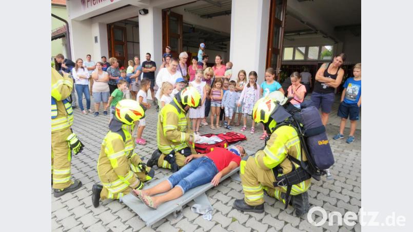 Bei einer Einsatzübung erleben die Kinder die vielfältigen Aufgaben der Feuerwehr. Bild: adj
