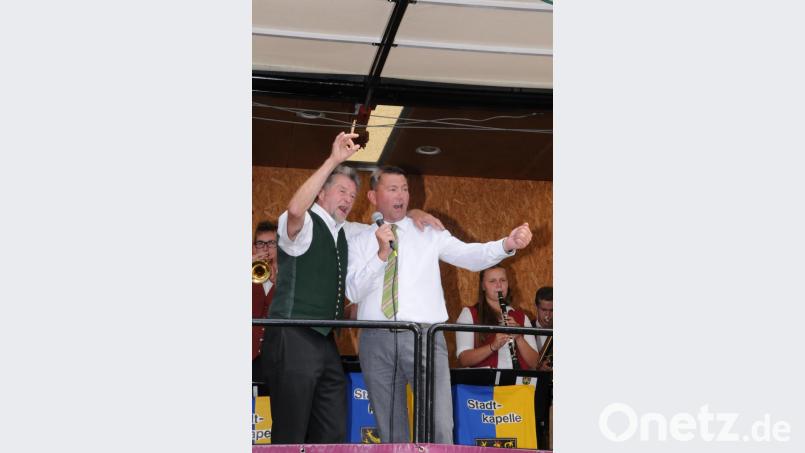 Wer könnte den &quot;Pleysteiner Marsch&quot; besser singen als Altbürgermeister Johann Walbrunn und Bürgermeister Rainer Rewitzer im viel beklatschten Duett. Bild: bey