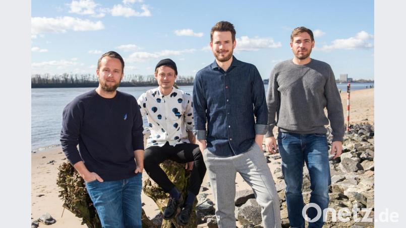 Kristoffer Hünecke (l-r), Jakob Sinn, Johannes Strate und Niels Kristian Hansen an der Elbe bei Övelgönne. Bild: Daniel Bockwoldt