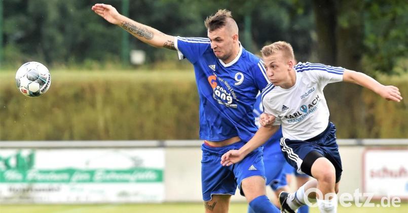 Die SpVgg Moosbach (links im Bild Jakub Hradek) hatte große Mühe, sich dem TSV Eslarn um Michael Bauer zur Wehr zu setzen. 6:1 hieß es am Ende deutlich für den favorisierten TSV. Bild: btg