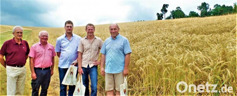 Ein Dankeschön für Freunde von Feldlerchen. Bernd Bauer (links) vom OWV und Adolf Küblböck vom LBV haben Süßes, Flüssiges und Informatives für Herbert Forster (Mitte) und Gerhard List (rechts) dabei. Der Hannersgrüner Vogelschützer Manfred Häring (Zweiter von rechts) wird die Präsenttasche an Christian Lehner weitergeben, der beim Treffen nicht anwesend war. Bild: jml