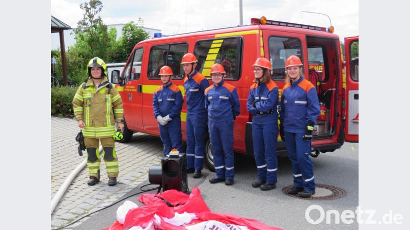 Bei einer Einsatzübung erleben die Kinder die vielfältigen Aufgaben der Feuerwehr. Bild: adj