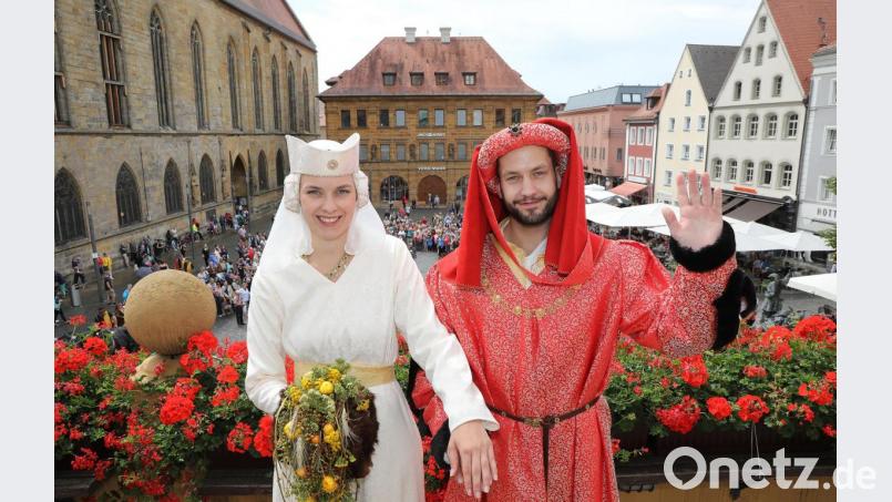 Für einen Tag waren Ulrike Schröder und Fabian Kammholz Margarete von Bayern-Landshut und Kurprinz Philipp von der Pfalz. Ab sofort sind die beiden gebürtigen Amberger wieder Arbeitskollegen, die an der Eichstätter Justizvollzugsanstalt beschäftigt sind. Bild: Wolfgang Steinbacher