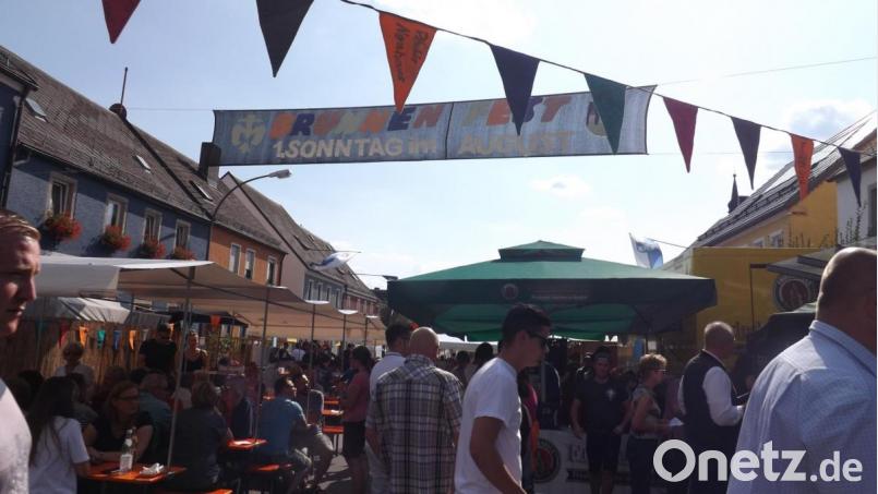Das Brunnenfest der Pfadfinder ist ein Besuchermagnet - kein freier Platz zu finden. Bild: trj