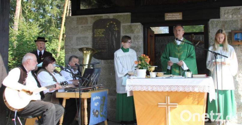 Gut besucht war die Feldmesse an der Nepomuk-Kapelle mit Pfarrer Josef Irlbacher und den Blechernen Sait&#039;n zum Buchbergfest-Auftakt. Bild: ads