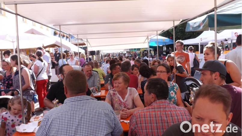 Gute Stimmung beim Brunnenfest, die Besucher sind begeistert. Bild: trj