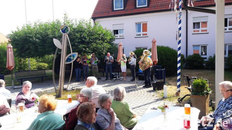 Im Eingangsbereich des BRK-Seniorenwohn- und Pflegeheims spielte der Posaunenchor beim Weißwurstfrühstück auf. Bild: njn
