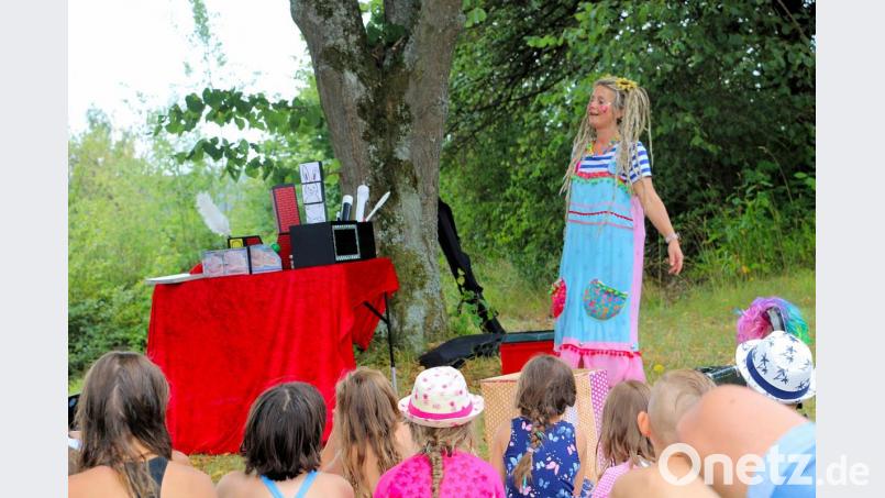 Im Schatten der großen Bäume auf der Liegewiese entführte die bekannte Kinderzauberin Monique Sonnenschein die jüngsten Badbesucher in einen Zauberwald. Bild: bsc