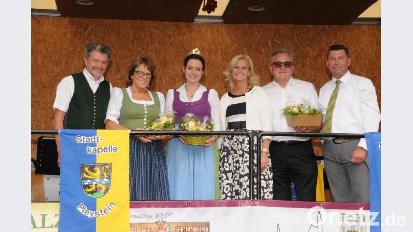 Altbürgermeister Johann Walbrunn (links), Bürgermeister Rainer Rewitzer (rechts) und Zweite Bürgermeisterin Andrea Lang (3. rechts) danken Gamlitz Kämmerin Monika Kabasch (2. von links), der Steirischen Weinköniging Maria Jöbstl, mit Geburtsort Gamlitz (mit Krönchen) und Bürgermeister Karl Wratschko (2. von rechts) für den Besuch und überreichen regionale Köstlichkeiten. Bild: bey