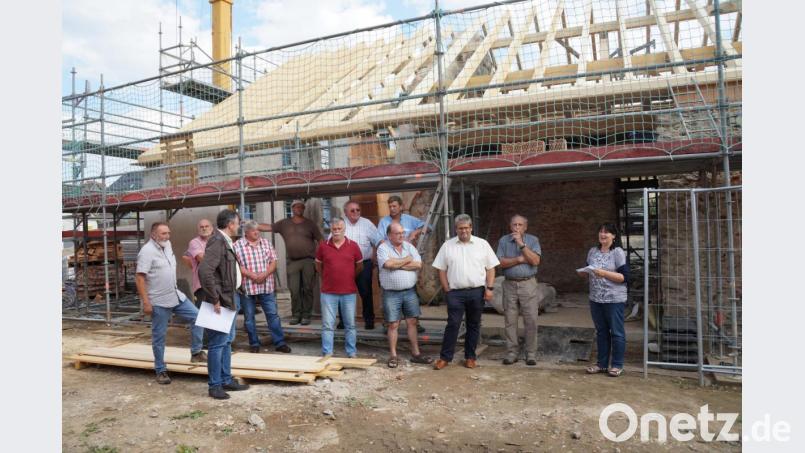 Bürgermeisterin Birgit Höcherl dankte allen die geholfen haben, dieses Werk zu stemmen. Architekt Christian Schönberger (Dritter von links) gab Erklärungen zur Planung und Entstehung dieses besonderen Hauses. Bild: weu