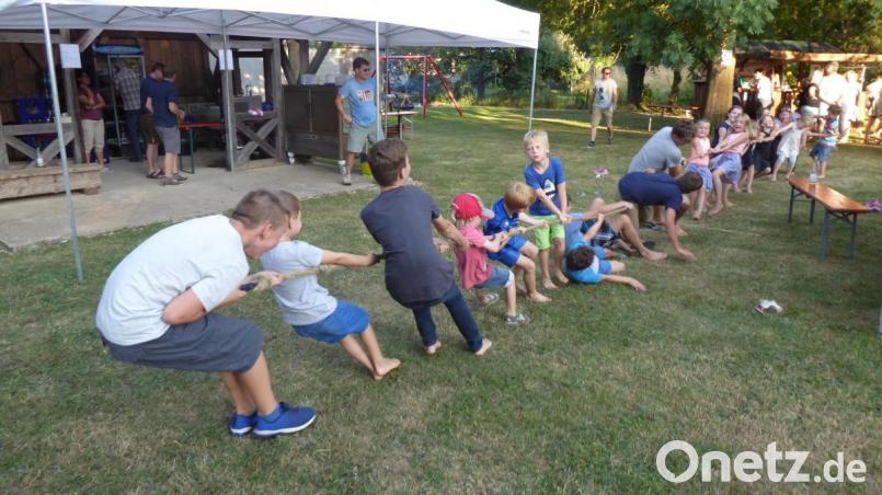 Die Kinder messen ihre Kräfte beim Seilziehen. Bild: jow