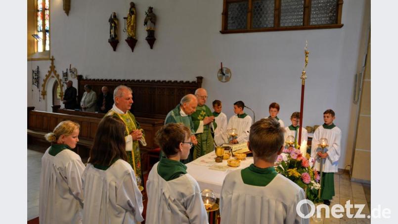 Pfarrer Hans-Peter Bergmann feierte zusammen mit Ruhestandspfarrer Konrad Kummer und Diakon Richard Sellmeyer einen Dankgottesdienst in der Hirschauer Pfarrkirche Mariä Himmelfahrt Bild: fdl