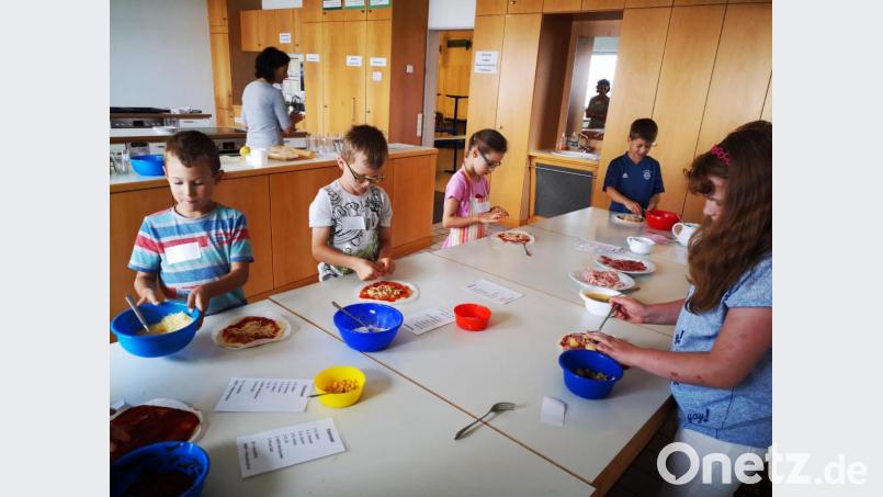 Mit Eifer belegten die Kids ihre Pizza. Bild: stn