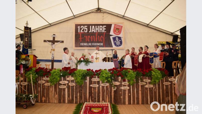 Im herrlich geschmückten Festzelt zelebrierte BGR Pfarrer Hans Bauer den Festgottesdienst zum 125jährigen Jubiläum der Feuerwehr Fronhof. Bild: bnr