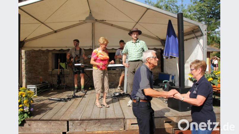 Die „Volkstänzer“ tanzten zu den Klängen des Dous „Waldlerbluat“ auf der Bühne und auf dem „Naturtanzboden“. Bild: frd