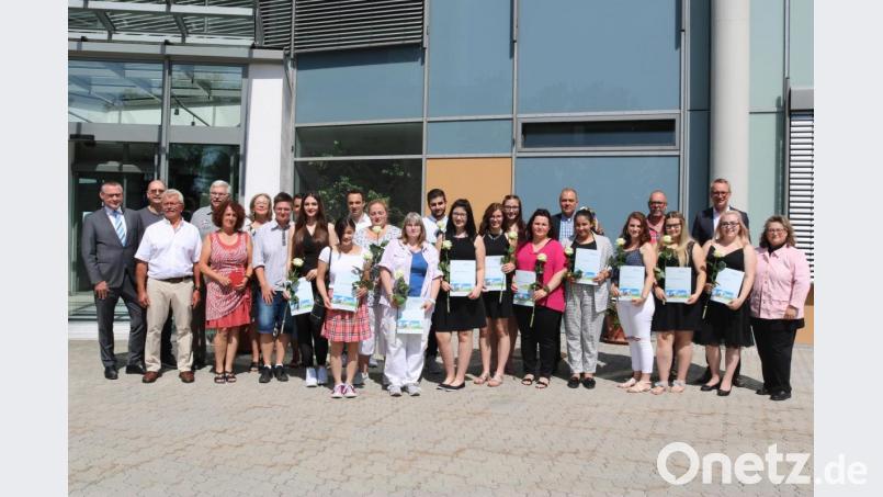 Die Absolventen der Berufsfachschule für Krankenpflegehilfe in Selb gruppierten sich mit den Ehrengästen der Abschlussfeier zum Erinnerungsbild. Bild: Klinikum Fichtelgebirge/exb
