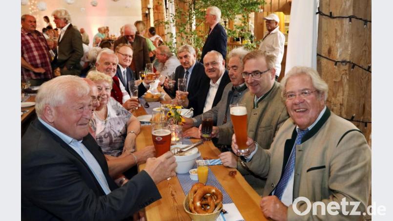 Mit einem Frühschoppen bei Weißwurst-Essen und Blasmusik feierte Burkhard Graf Beissel von Gymnich (vorne rechts) seinen 65. Geburtstag. Bild: Gerhard Götz