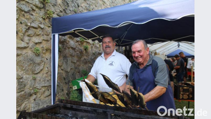 Immer wieder lecker beim Burgfest ist der „Steckerlfisch“. Bild: frd