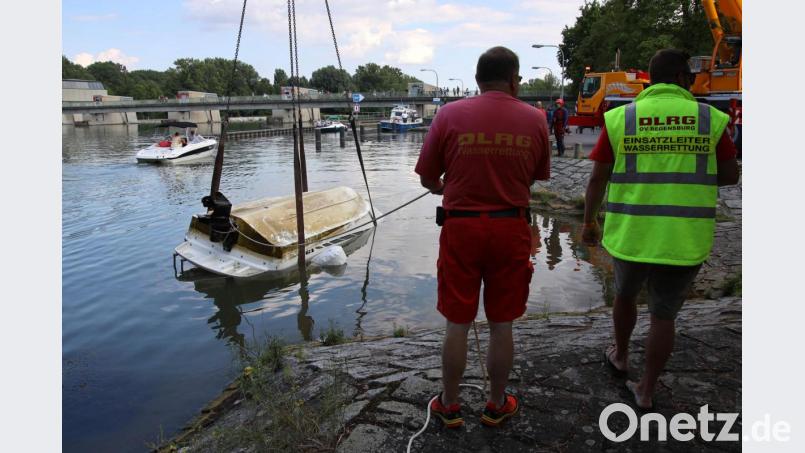 Auf der Donau ist am Sonntag ein Sportboot gekentert. Wasserwacht, DLRG und Feuerwehr rückten zum Einsatz am Pfaffensteiner Wehr in Regensburg an. Bild: Alexander Auer