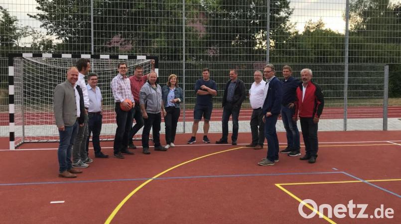Die CSU Schnaittenbach machte sich ein Bild von der neuen Außensportanlage an der Schule. Mit dabei auch Bürgermeister Josef Reindl (Vierter von rechts) und Bürgermeisterkandidat Marcus Eichenmüller (links). Bild: exb