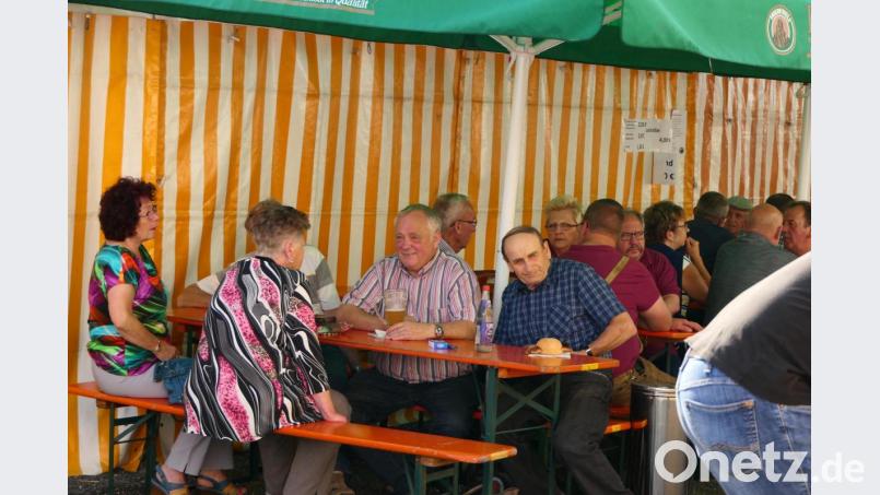 Die Gäste genießen das Zusammensitzen beim Dorffest. Bild: ils