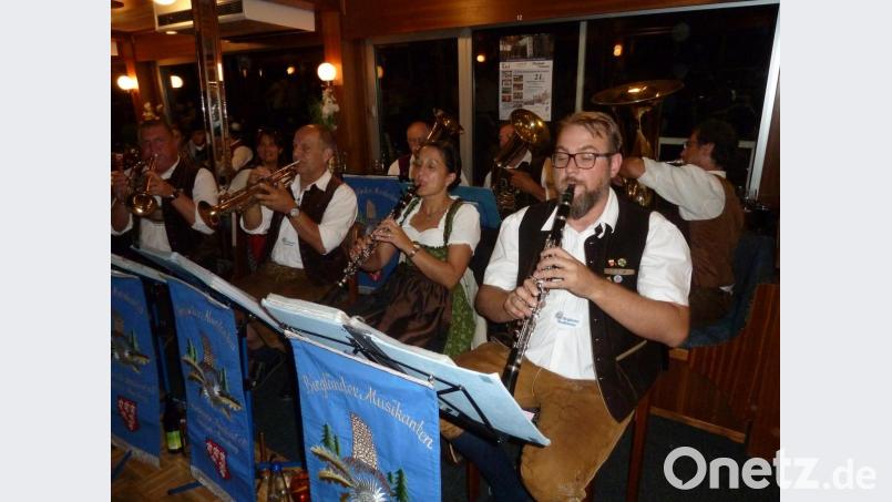 Auch die Birgländer Musikanten lassen auf dem Donauschiff von sich hören. Bild: mag
