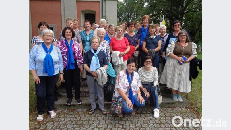 Schon seit vielen Jahren besteht die Pilgerfahrt des Frauenbundes nach Sankt Quirin. Rund 50 Frauen aus Pressath, Burkhardsreuth und Eschenbach machten sich dieses Jahr bei sommerlichen Temperaturen auf den Weg nach Püchersreuth. Bild: mng