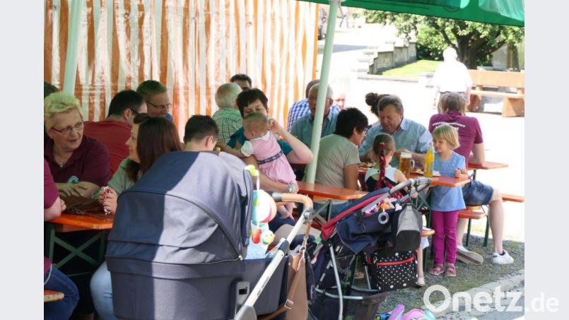 Die Gäste genießen das Zusammensitzen beim Dorffest. Bild: ils