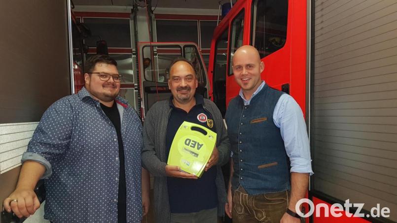 Roland Wellenhöfer (Mitte, mit dem lebensrettenden Defibrillator) kann seinen Rettern, Fabian Krämer und Andreas Loos. sowie Michael Köhler (nicht im Bild) nicht genug danken. Bild: ubb