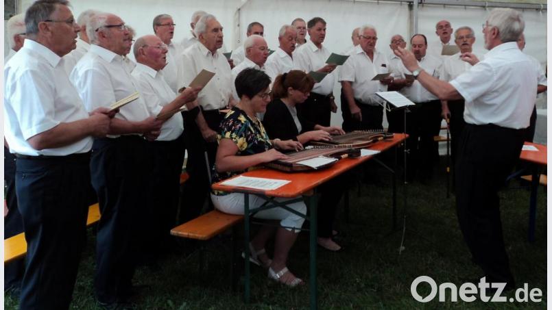 Der Buchtalchor gestaltet seit Jahren den Gottesdienst bei der Pretzabrucker Kirchweih. Für Zitherbegleitung sorgten Birgit Lehner und Barbara Lang. Bild: ksi