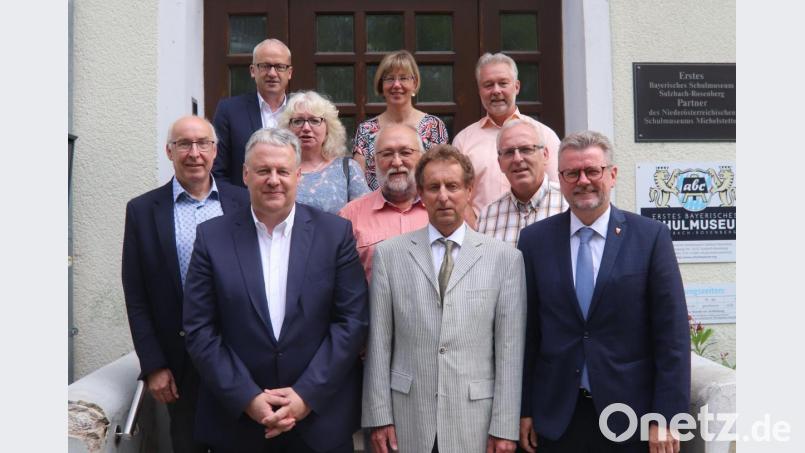 Das Erste Bayerische Schulmuseum arbeitet weiter unter der bewährten Führungsmannschaft mit 1. Vorsitzendem Herbert Übelacker, 2. Vorsitzendem Bürgermeister Michael Göth und 3. Vorsitzendem Landrat Richard Reisinger. Bild: rlö