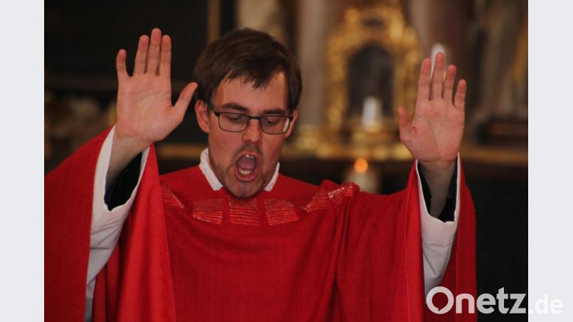 Pater Gregor Schuller feierte seine Nachprimiz in der Basilika Waldsassen und spendete zum Abschluss den Primizsegen.. Bild: kro