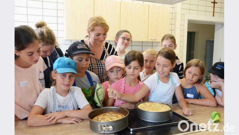 Die Kinder präsentieren ihre selbstgebackenen Leckereien. Bild: Gabi Schönberger