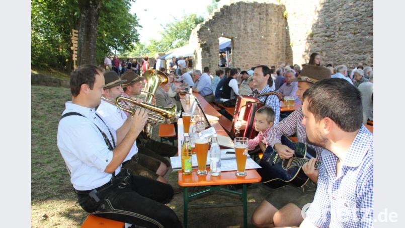 Die „Bierseyder“ spielten wieder zum Frühschoppen zünftig auf. Bild: frd
