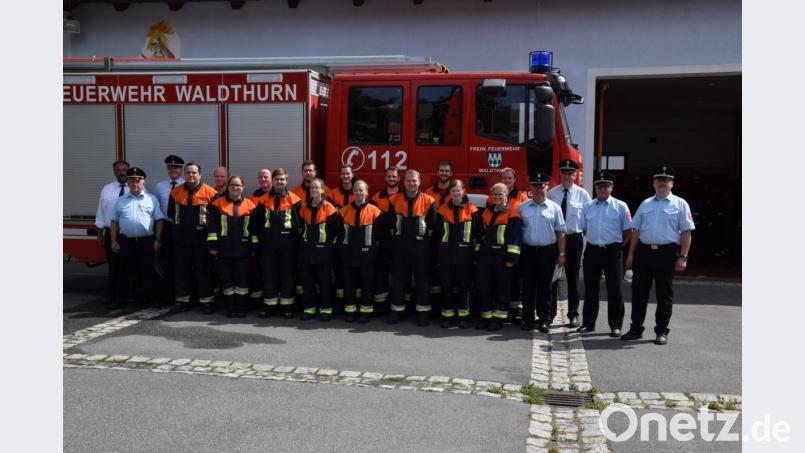 Bürgermeister Josef Beimler, Kreisbrandinspektor Martin Weig und Vorstand Andreas Troidl (von links) gratulierten zur bestandenen Leistungsprüfung, ebenso die Schiedsrichter Kreisbrandmeister Matthias Schmidt (rechts) und Kreisbrandmeister Alexander Kleber (Zweiter von rechts), sowie Kommandant Michael Bäumler (Dritter von rechts) und Schiedsrichter Dieter Malzer (Vierter von rechts). Bild: fla