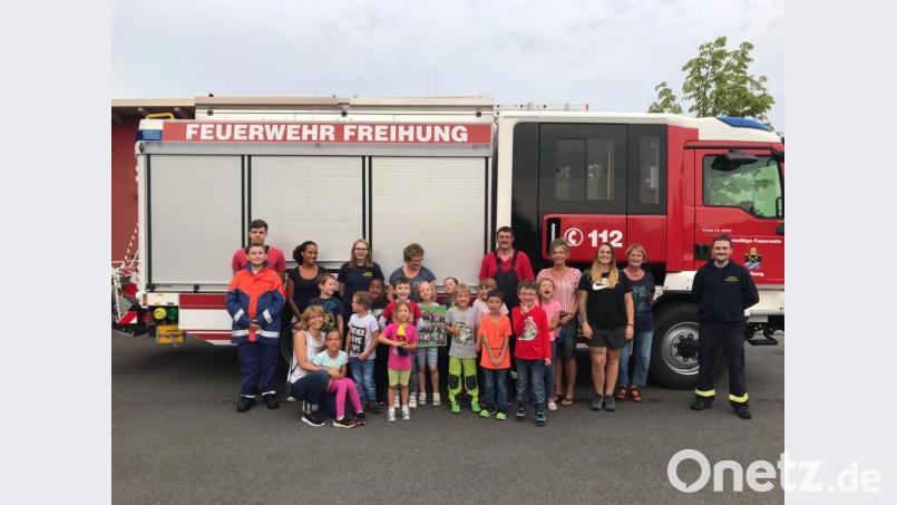 Die Vorschulkinder besuchten die Feuerwehr Freihung. Stellvertretender Kommandant Richard Pröm (stehend, Fünfter von rechts) erläuterte mit seinen Helfern den kleinen Gästen alles rund um das Thema Brandschutzerziehung. Begleitet wurden die Buben und Mädchen vom Kindergartenteam unter der Leitung von Christine Götz (kniend, links). Bild: ern