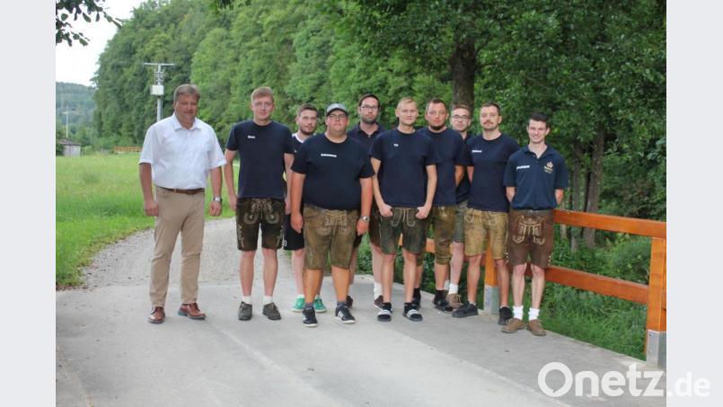 Der Bürgermeister mit den Utzenhofener Kirwaburschen, Bürgermeister Stefan Braun (Kastl), Michal Wittmann, Stefan Fromm, Johannes Weber, Alexander Fromm, Matthias Graf, Thomas Bauer, Simon Neger, Johannes Zeberl, Philipp Lorenz, (von links) bei dem Übergabetreffen. Bild: aun