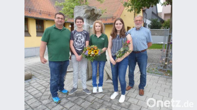 Schützenmeister Michael Forster (links) und Bürgermeister Hans Graßl (rechts) gratulieren Doppel-Landesmeisterin Anja Lehneis (Mitte) und den beiden Jungschüzten Theresa Blab und Lukas Ried zu ihren Ergebnissen. Bild: mad