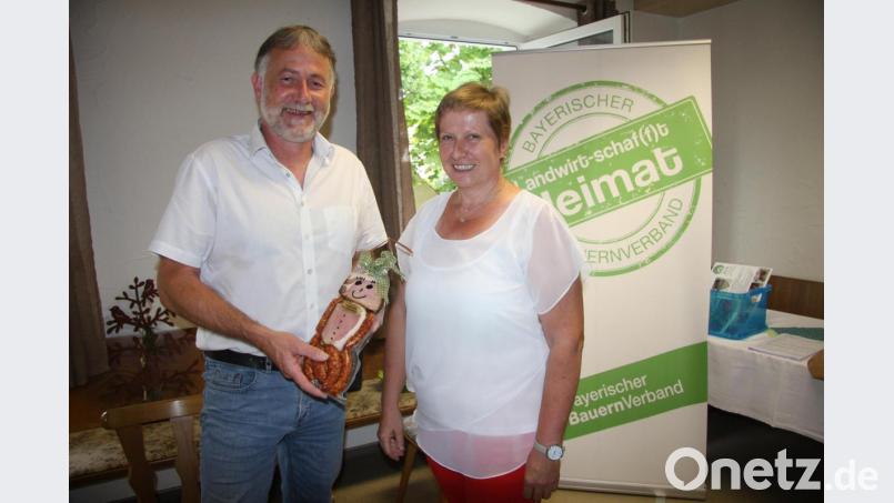 Mit einem Genesungsgeschenk überraschte Kreisbäuerin Irmgard Zintl den BBV-Kreisgeschäftsführer, Ulrich Härtl. Bild: wro