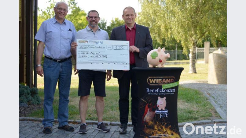 Eine Spende in Höhe von 1200 Euro für den Verein „Hilfe für Anja“ überreichen (von links) Anton Adam und Christian Dietl an Vorsitzenden Michael Sporrer. Bild: Witron