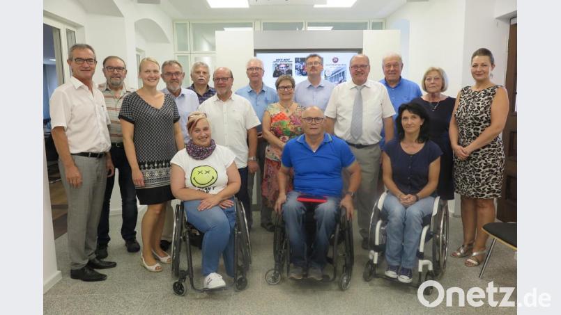 Bürgermeister Werner Nickl (links) zeigte den kommunalen Behindertenbeauftragten das sanierte Kemnather Rathaus. Das Treffen leitete Reinhard Schön, Behindertenbeauftragter des Landkreises Tirschenreuth (stehend, Vierter von rechts). Bild: jzk