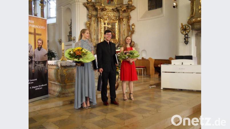 Glückliche Künstler nach vollem Einsatz: Raphael Ernst zwischen Elisabeth und Eva Dommermuth. Bild: hbl
