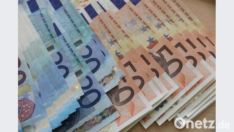 Das mittlere Einkommen für einen Vollzeit-Beschäftigten in Amberg liegt bei 3558 Euro brutto. Symbolbild: Bernd Wüstneck/dpa