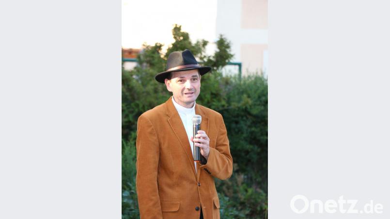 Pfarrer Hartmut Klausfelder zeigt sich überwältigt von den zahlreichen Besuchern. Bild: rpp
