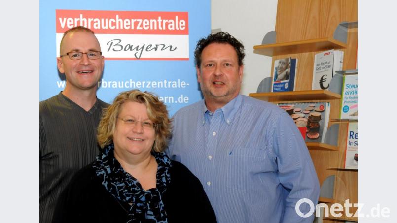 Energieberater Florian Urmann, Leiterin Marion Gaksch und Versicherungsexperte Curt Frings (von links) beim Jahresgespräch der Verbraucherzentrale. Bild: Stephan Huber