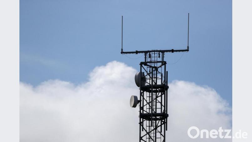 Ein Mobilfunkmast steht an einer Autobahn. Foto: Jan Woitas/Archivbild Bild: Jan Woitas
