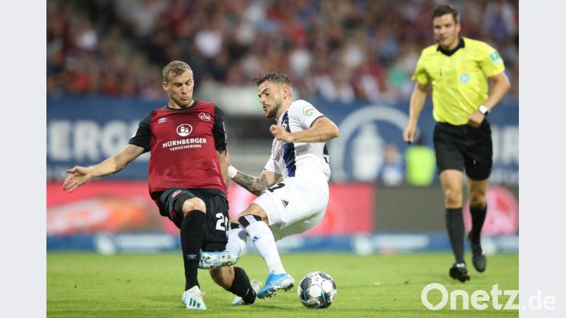 Lukas Jäger (links) foult den Ex-Nürnberger Tim Leibold. Den folgenden Freistoß versenkte Sonny Kittel zum 2:0 für den HSV. Bild: agentur_dpa